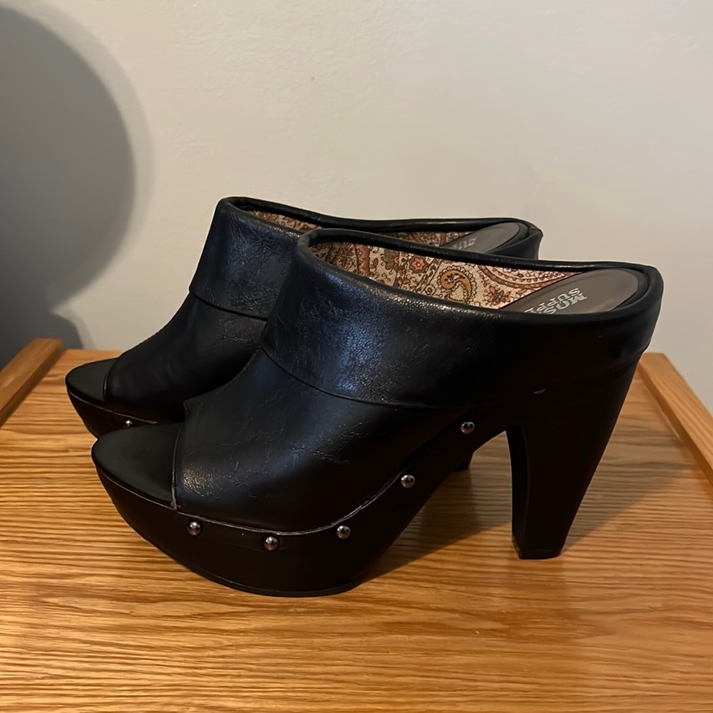 Beautiful peep toe clog